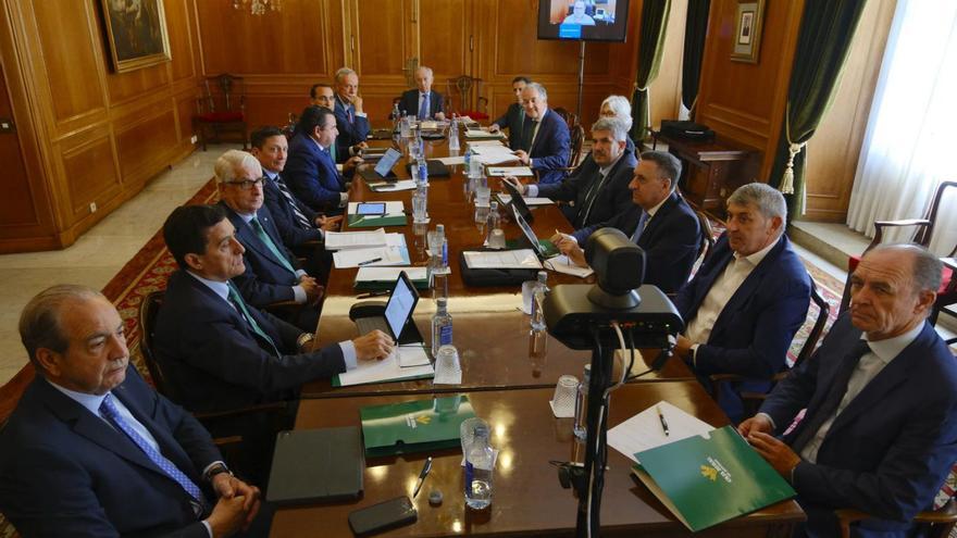 Encuentro en Oviedo. El consejo nacional de la Asociación Española de Cajas Rurales se reunió ayer en el hotel de la Reconquista.  | David Cabo