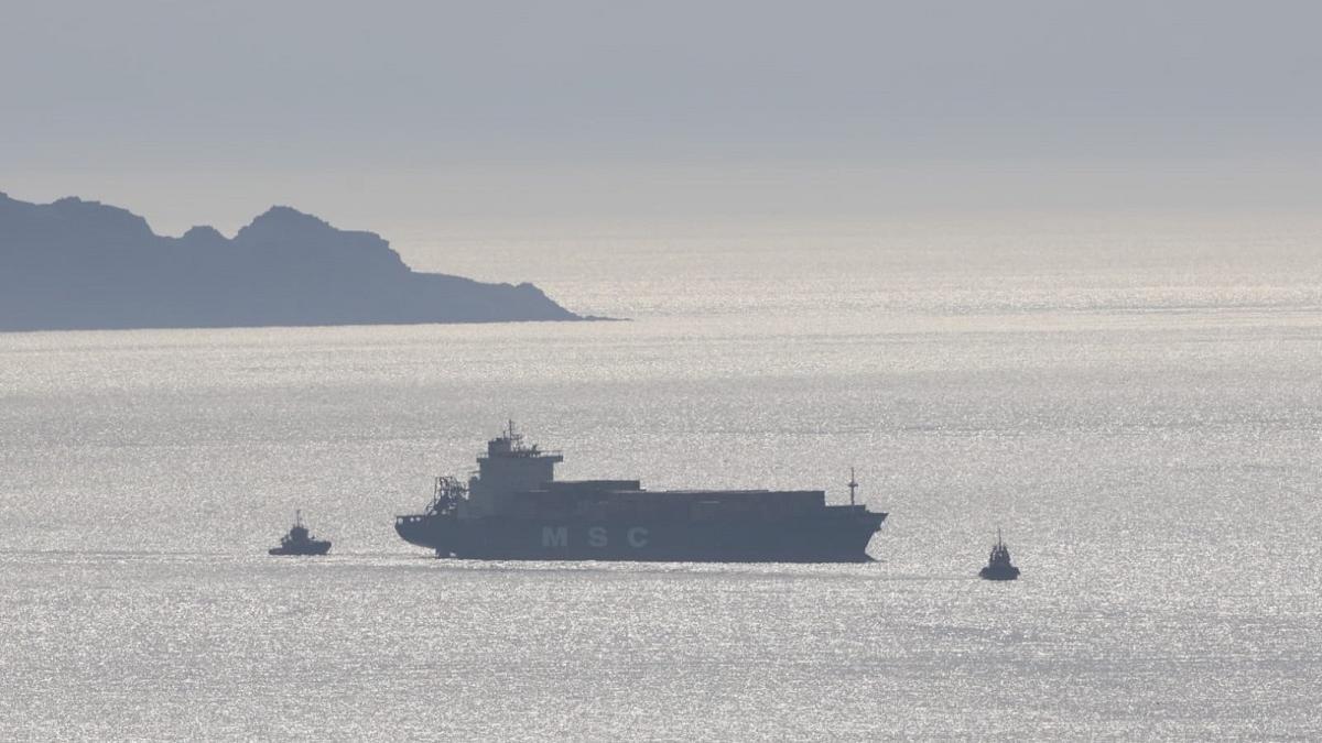El mercante 'MSC Mandy III', remolcado de vuelta a Vigo