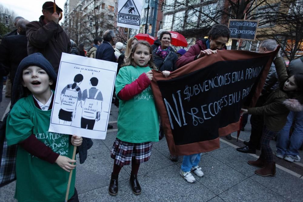 Manifestación en defensa de la escuela pública.