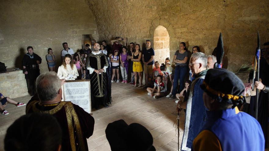 Las visitas teatralizadas al castillo de Sax atraen a cientos de turistas