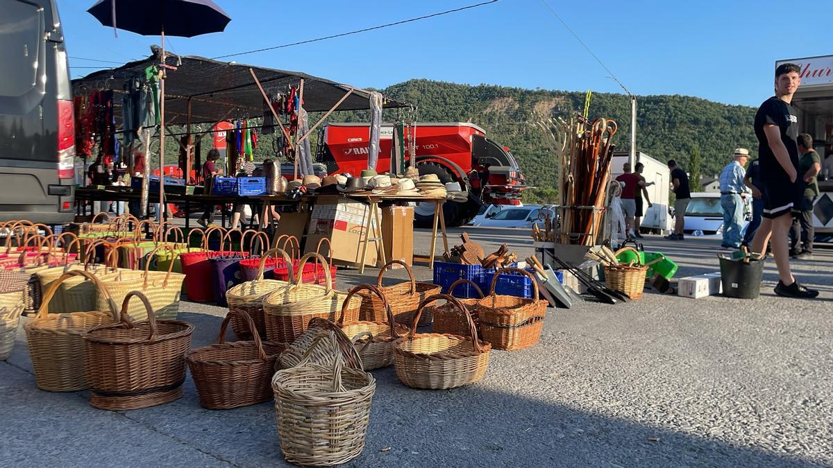 Asistentes a una de las zonas de exposición de Expoforga, este fin de semana en Puente la Reina de Jaca.