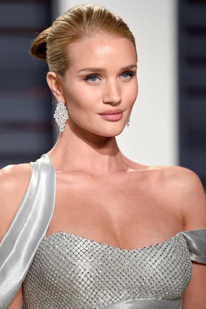 Premios Oscar 2017, Rosie Huntington-Whiteley con escote asimétrico