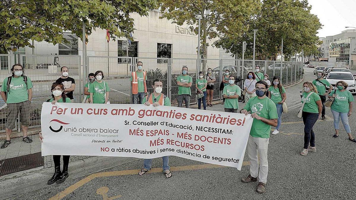 Concentración protesta de UOB frente a la sede de Educación un día después del inicio del curso.