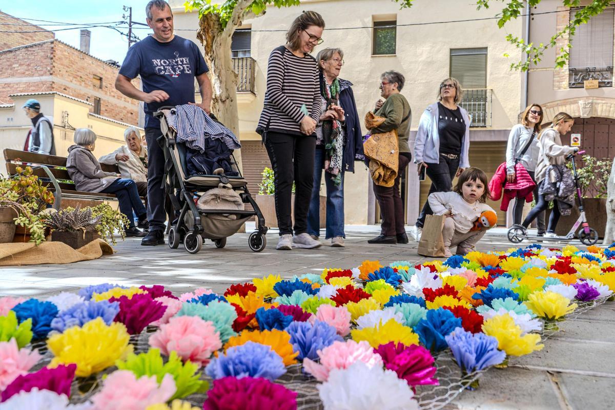 El certamen Santpedor en flor decora carrers i places del nucli antic amb motius florals