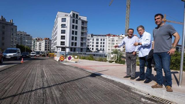 Raimundo González, Miguel Anxo Fernández Lores y Xaquín Moreda, en la calle Doce de Novembro.