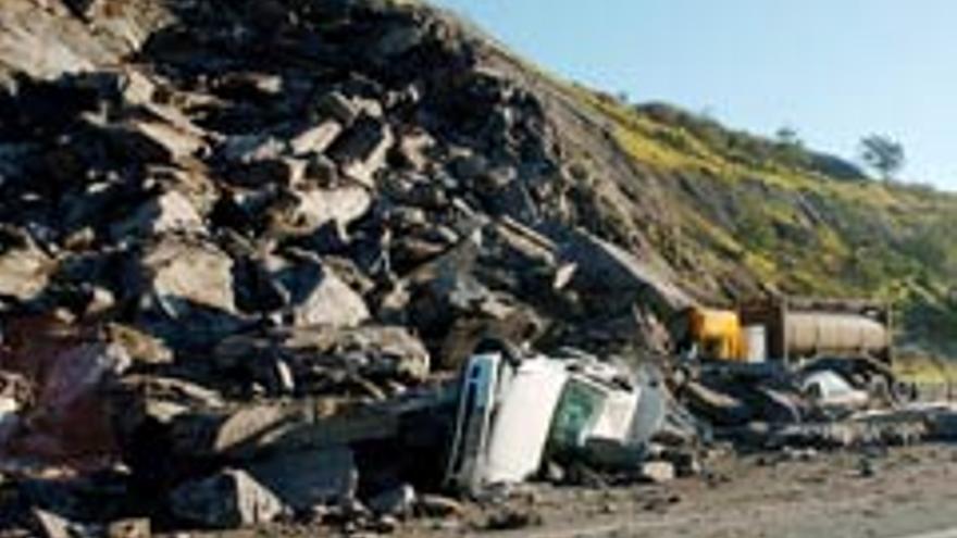 Dos heridos leves por un desprendimiento de tierra y rocas en una autopista de Guipúzcoa