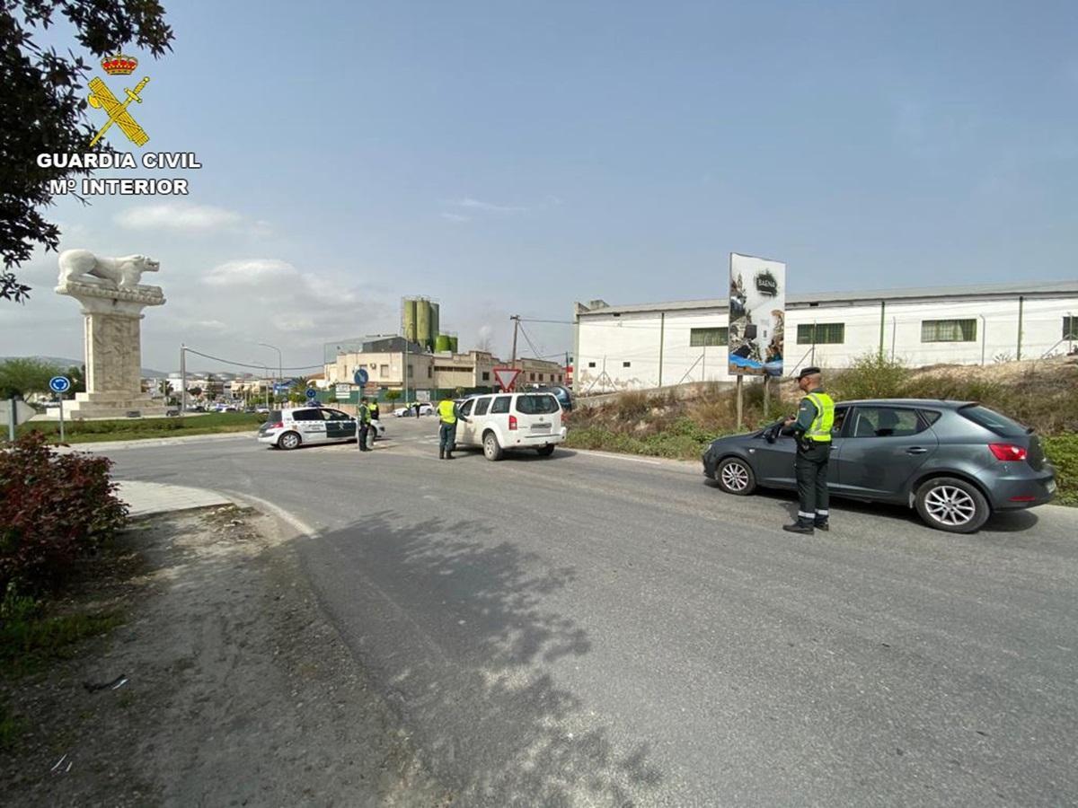 Control de la Guardia Civil en una de las entradas de Baena.