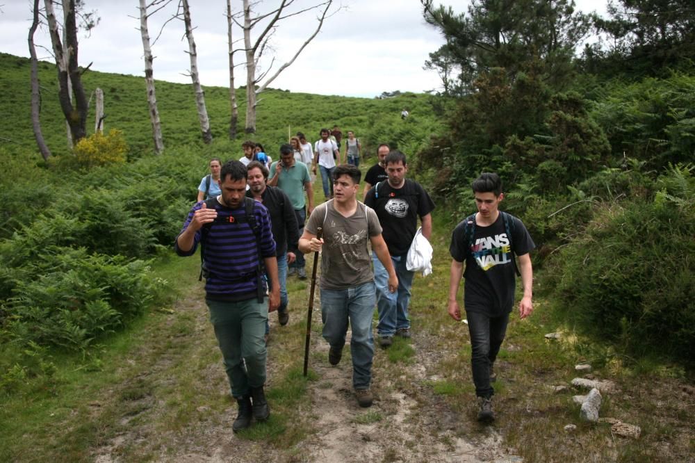 Diferentes grupos de personas fueron tratando de reunir a los caballos de los montes vecinos y conducirlos hasta O Peón