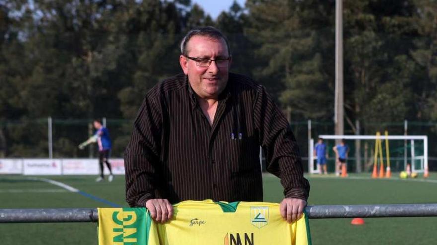 Regueiro, con la camiseta y buzanda del Sporting Estrada, en el campo de Figueiroa. // Bernabé/Luismy