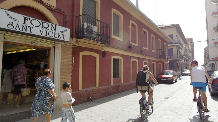 Vecinos en una calle del Cabanyal.