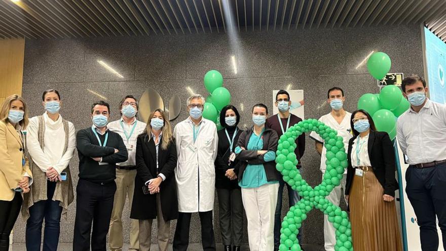 El hospital Quirónsalud se adorna contra el cáncer.