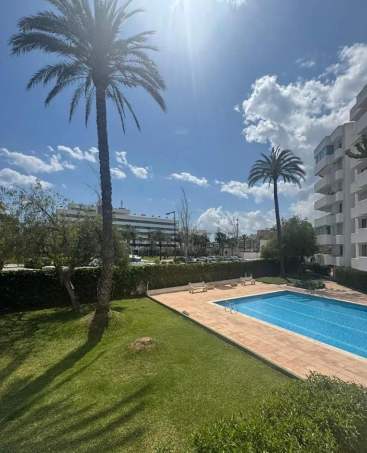 Imagen del jardín del edificio en el que se encuentra la vivienda.