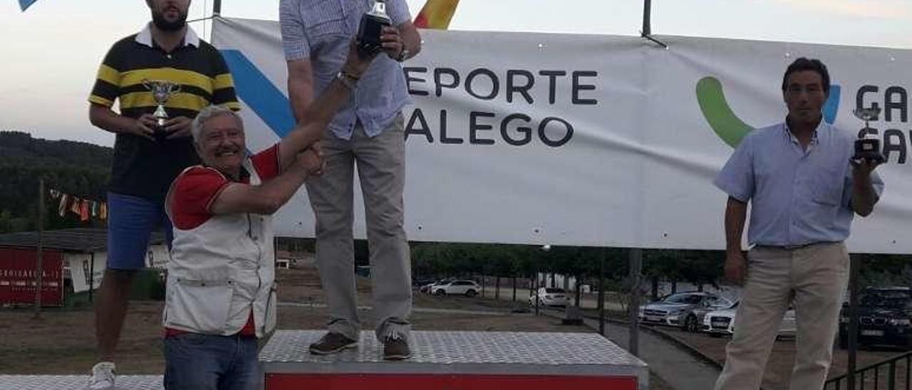 Luis Nistal recibe el trofeo de campeón gallego de tiro de pichón.