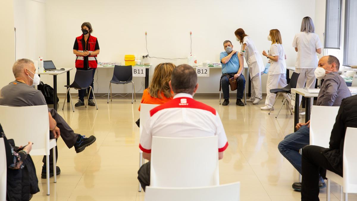 Centro de vacunación de Seat en Martorell.