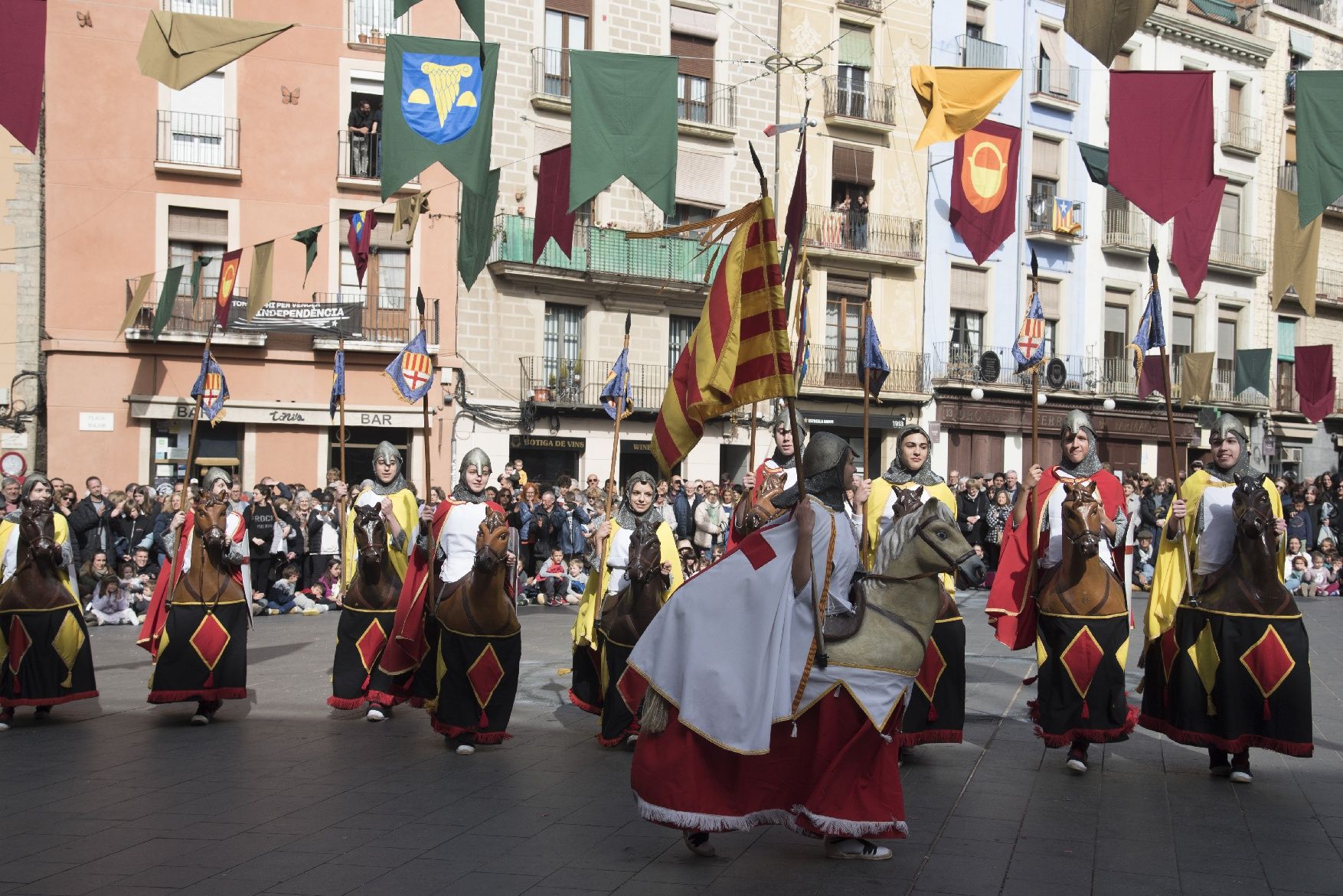 La imatgeria i els Tirallongues es llueixen enmig d'una plaça Major plena per la Festa de la Llum