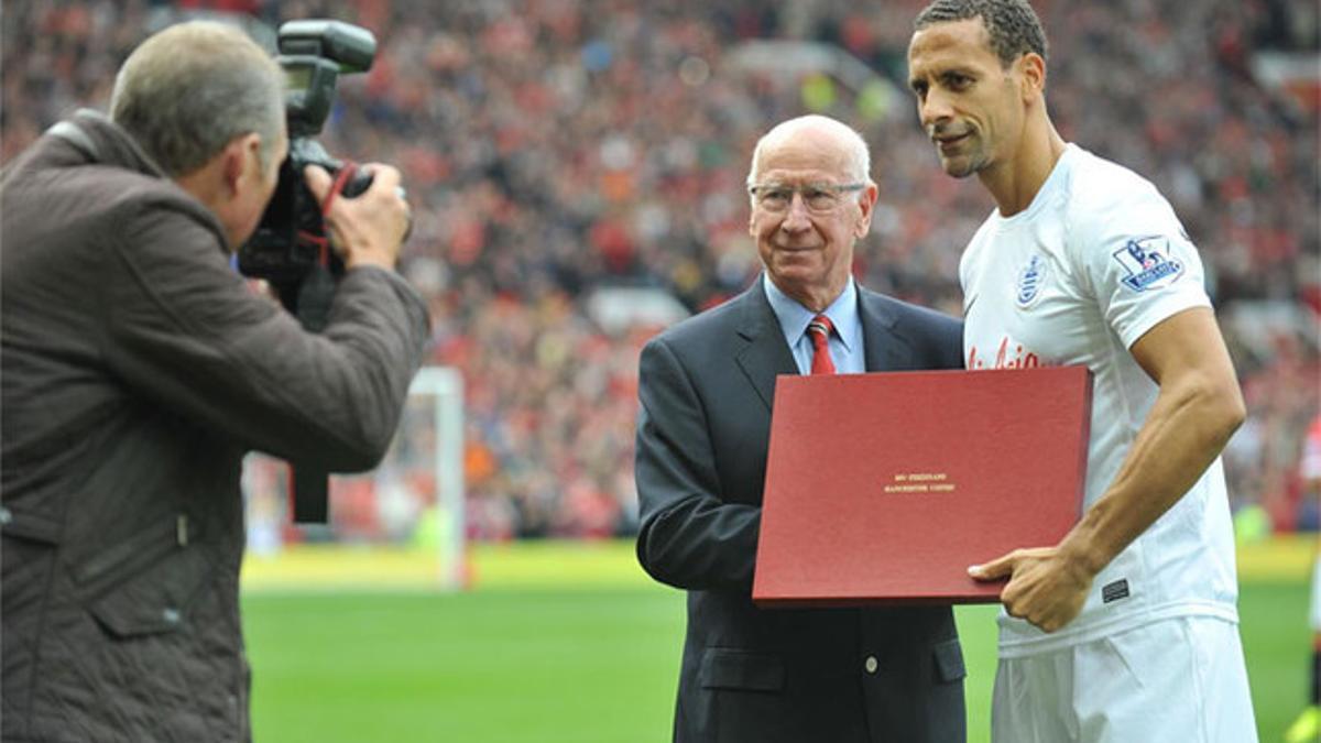 Ferdinand recibió un placa conmemorativa en su regreso a Old Trafford con el QPR