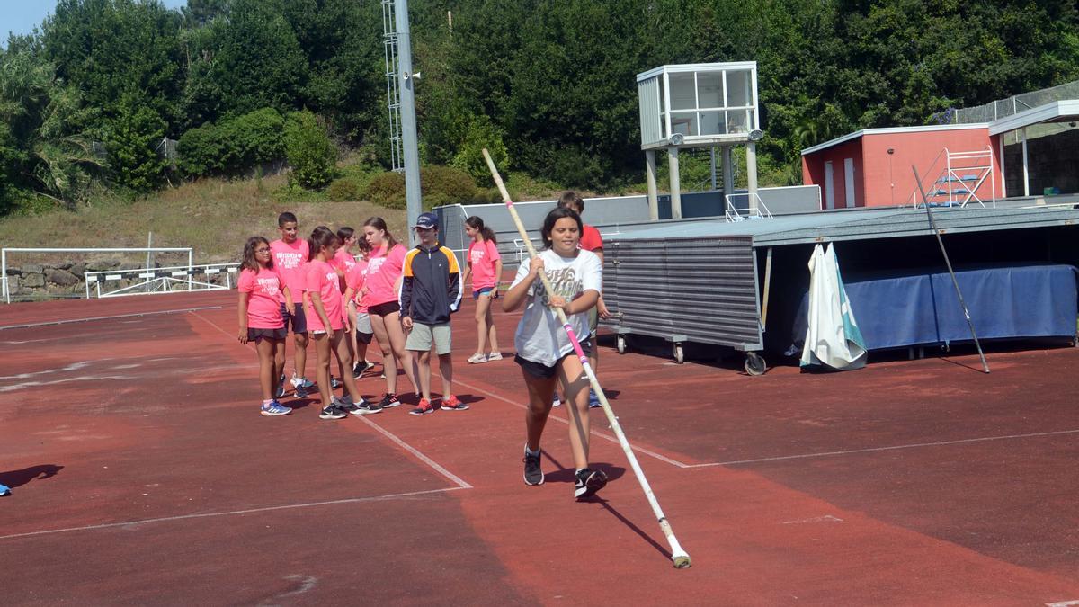 La pértiga divirtió y exigió a la par a todos los alumnos.