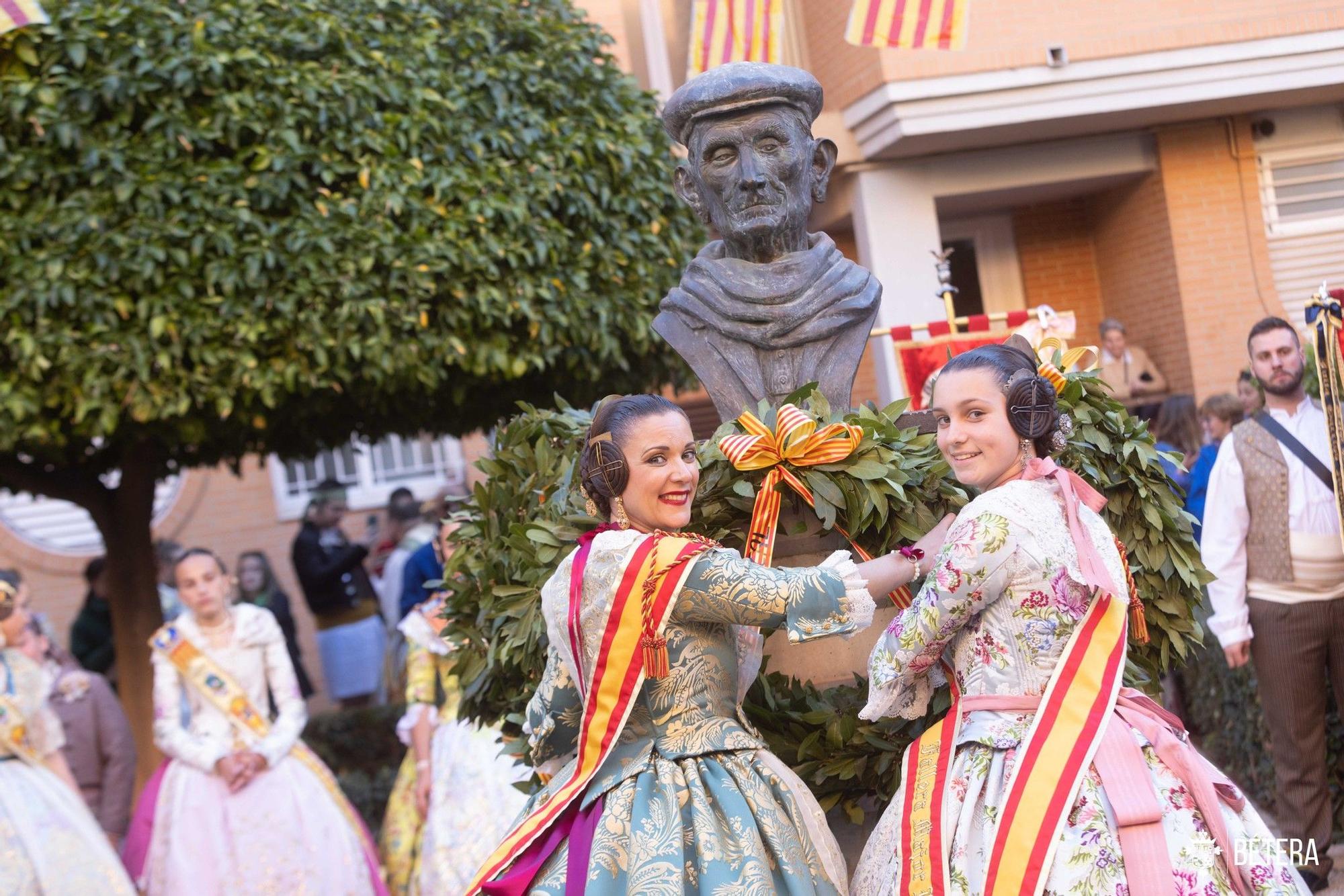 La primera ofrenda de Bétera: Las comisiones homenajean al cantaor 'Xiquet de Bétera'