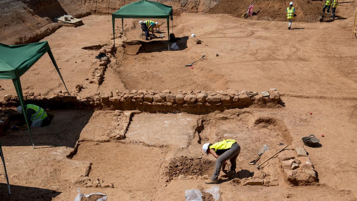 Las obras de Can Batlló sacan a la luz varios descubrimientos arqueológicos desde su inicio en 2021