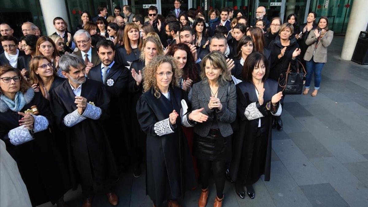 Concentración de jueces y fiscales en la puerta de la Ciutat de la Justícia de Barcelona.