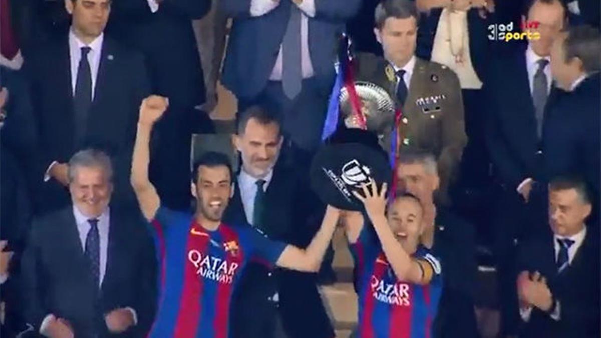 Así levantaron la Copa Iniesta y Busquets