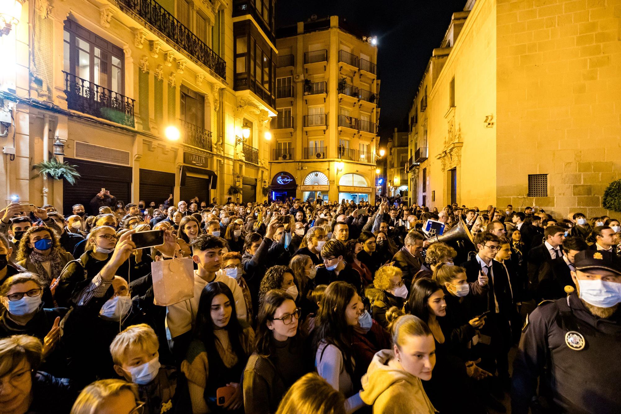 Nuestro Padre Jesús La hermandad de Nuestro Padre Jesús cierra esta jornada con la salida, tras dos años de parón por la pandemia, de la procesión desde la Concatedral de San Nicolás con la imagen titular del Nazareno con la cruz, anónimo de Escuela Valenciana que data de 1942; y la Santísima Virgen de las Penas, obra de Víctor García Villalgordo en 2008, ambas en sus tronos recién restaurados pues la corporación fundada en 1941 ha aprovechado para modernizar las estructuras que dan soporte a las esculturas por las calles.