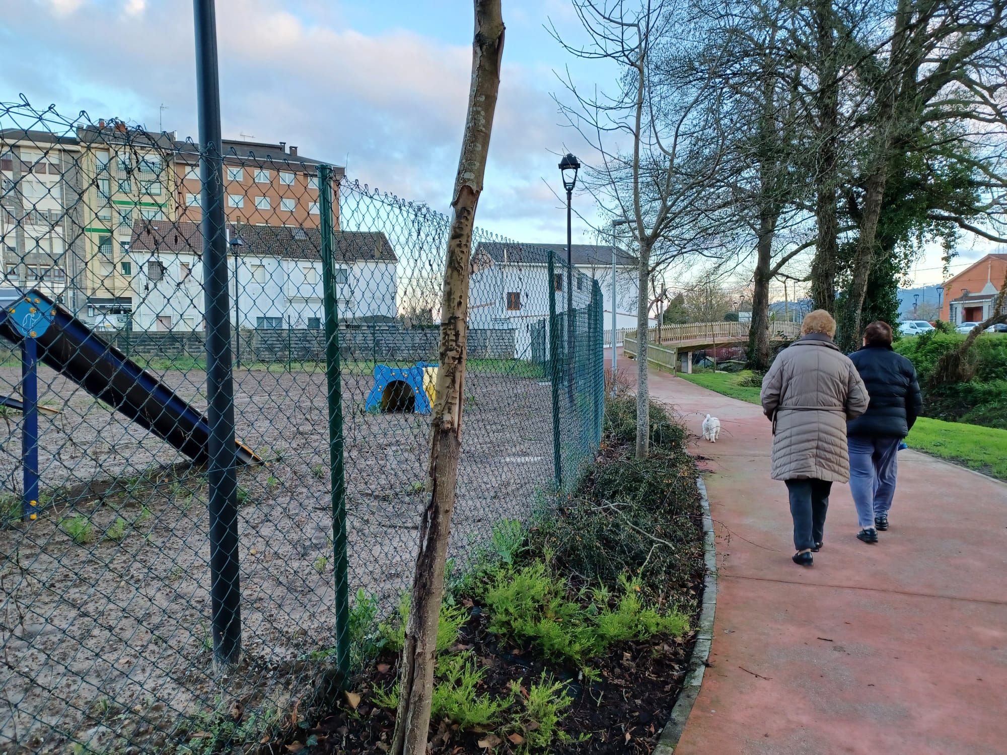 Así se ve ya el parque para perros de Posada de Llanera, con un moderno circuito de obstáculos