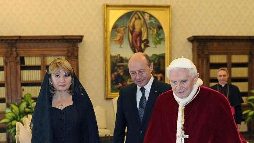 El Papa junto a Traian Basescu y su esposa, ayer, en Roma. / efe