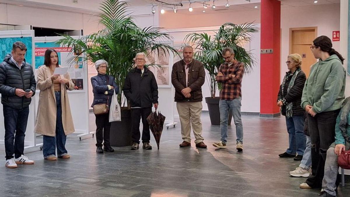 Lectura del manifiesto, ayer, en el Concello de A Guarda.