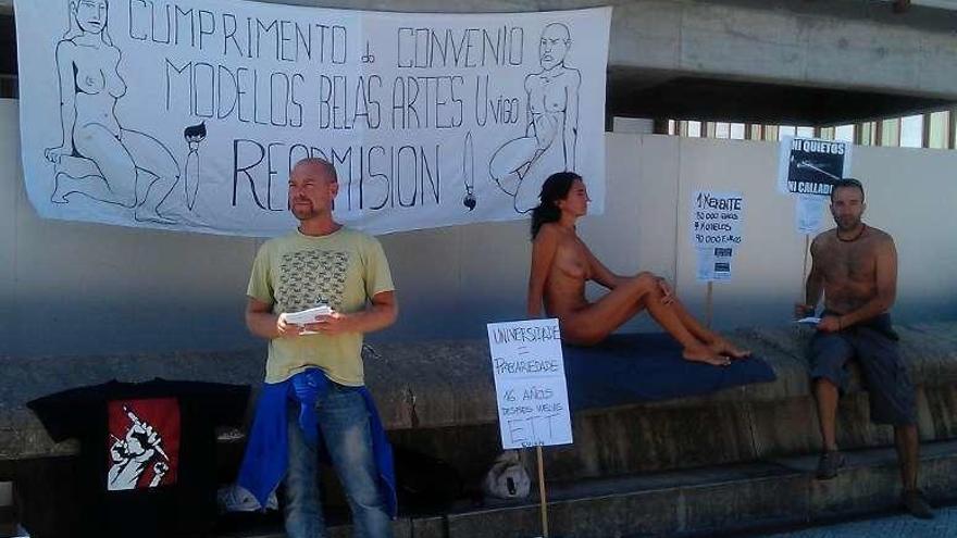 Una protesta de los modelos ante el Rectorado en 2012. // FdV