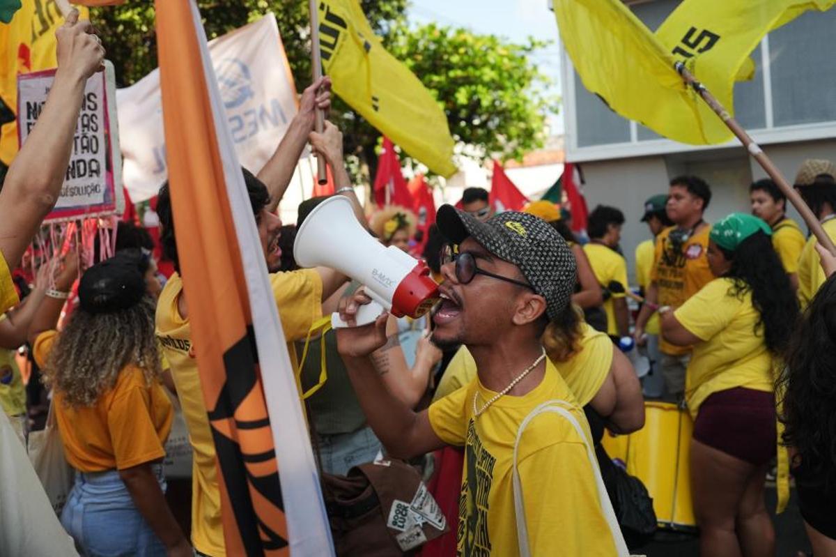 Manifestantes llenan las calles de Belém para reclamar mayor ambición climática en plena COP30