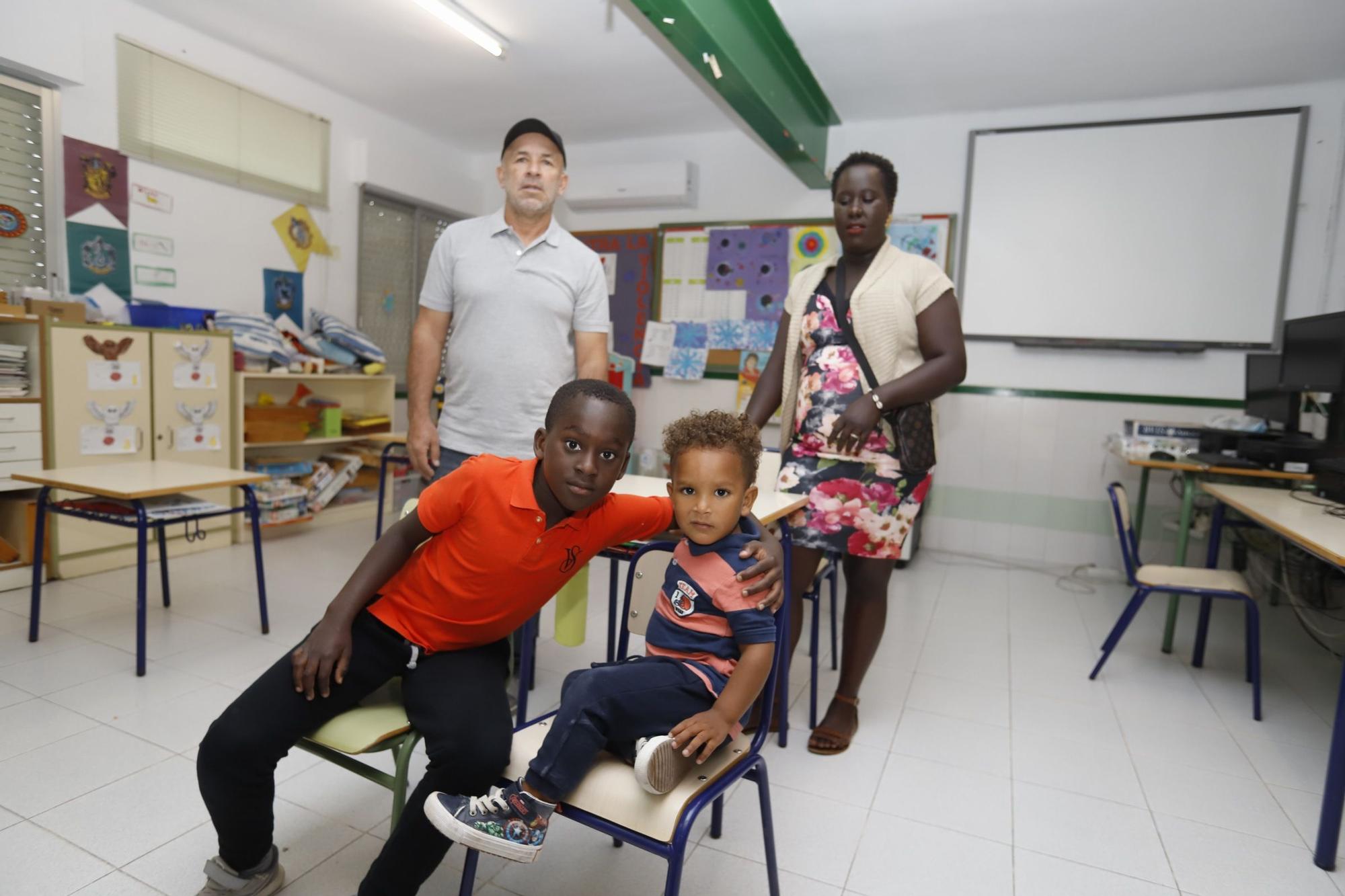 Así es la familia de Guinea que ha evitado el cierre de la escuela de Benissuera