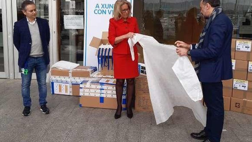 Mallón, Porro y García Comesaña, con las donaciones. // Duvi