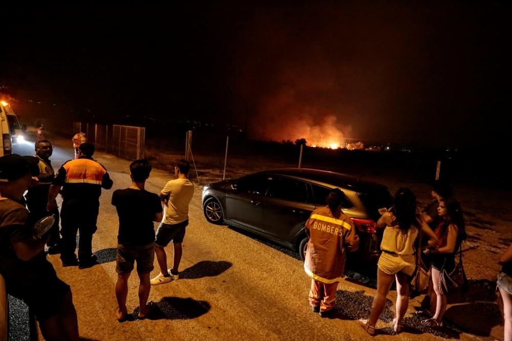 Desalojan a centenares de personas en Xàbia por un incendio que avanza sin control