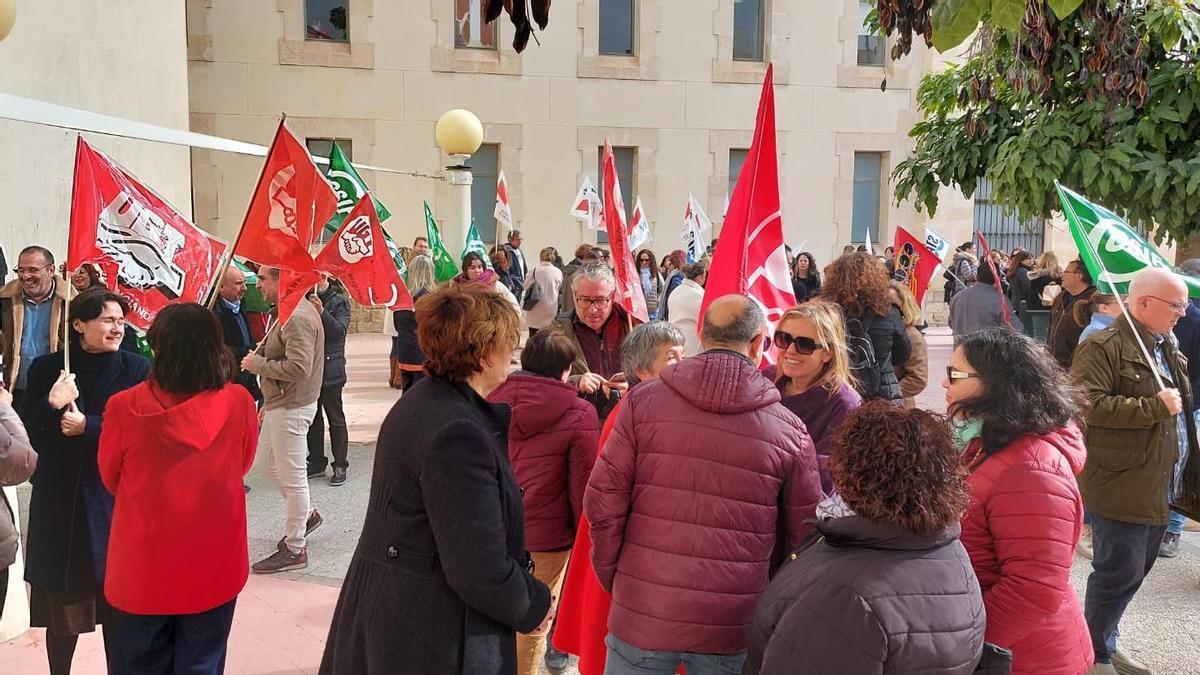 Una de las concentraciones de las últimas semanas de funcionarios de Justicia frente al Palacio de Justicia de Benalúa.