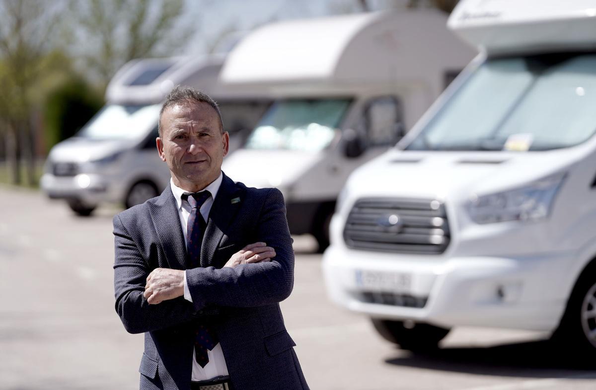 El presidente de la Plataforma de Autocaravanas Autónoma (PACA) es Jesús Gallardo Reportaje auge del autocaravanismo. Area de autocaravanas de Pinto