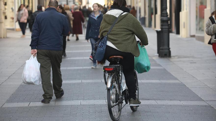 Un paseo literario por la Córdoba de la vespa y la bicicleta