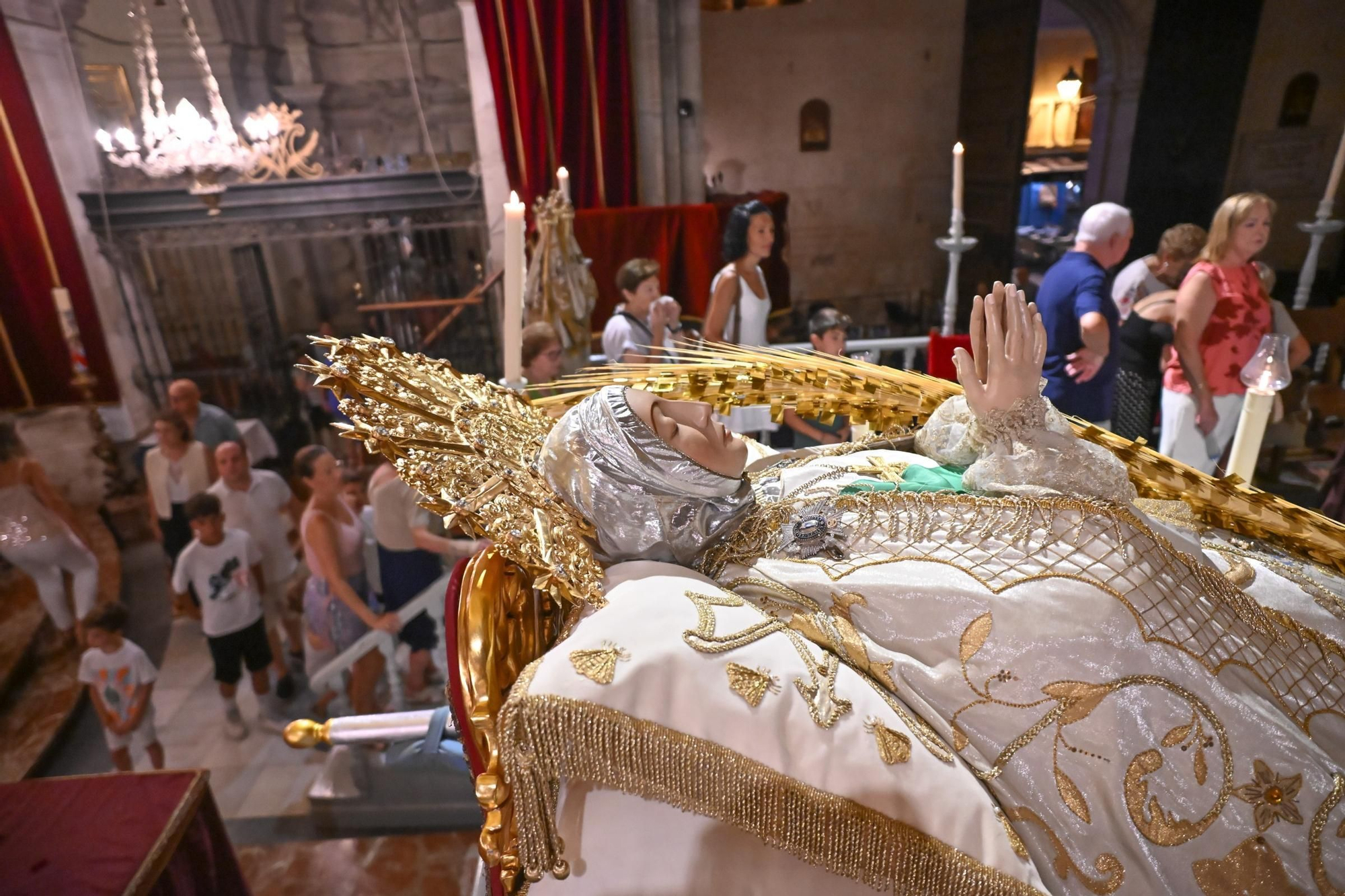 La Vespra, la Ofrenda y la Roà marcan el jueves grande en Elche