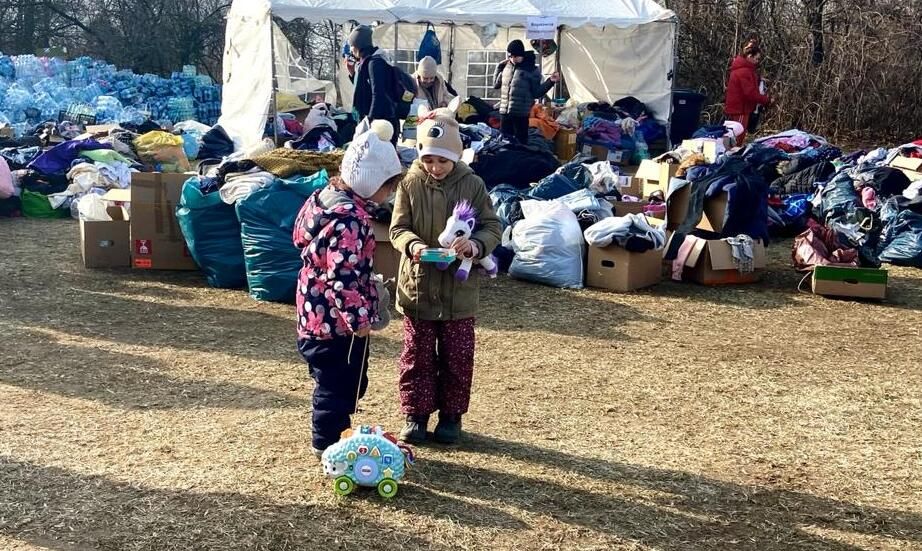 Foto de niños ucranianos jugando en la frontera de Polonia