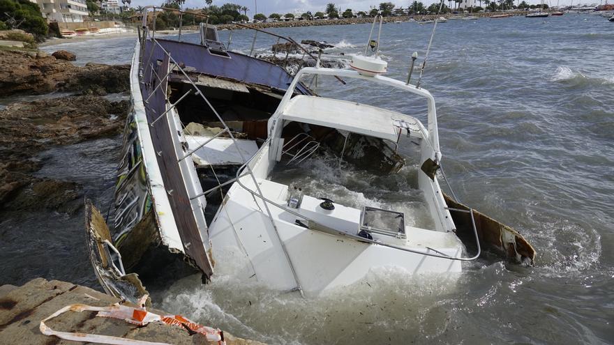 El oleaje destroza contra las rocas de Portals un barco varado