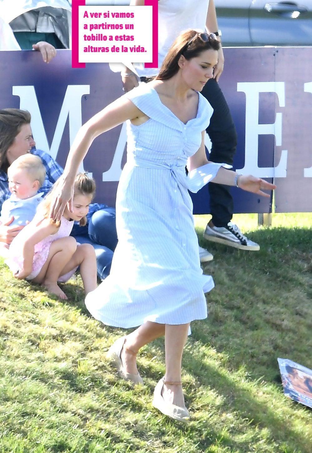 Kate Middleton bajando una ladera con cuñas en un día de familia y Polo