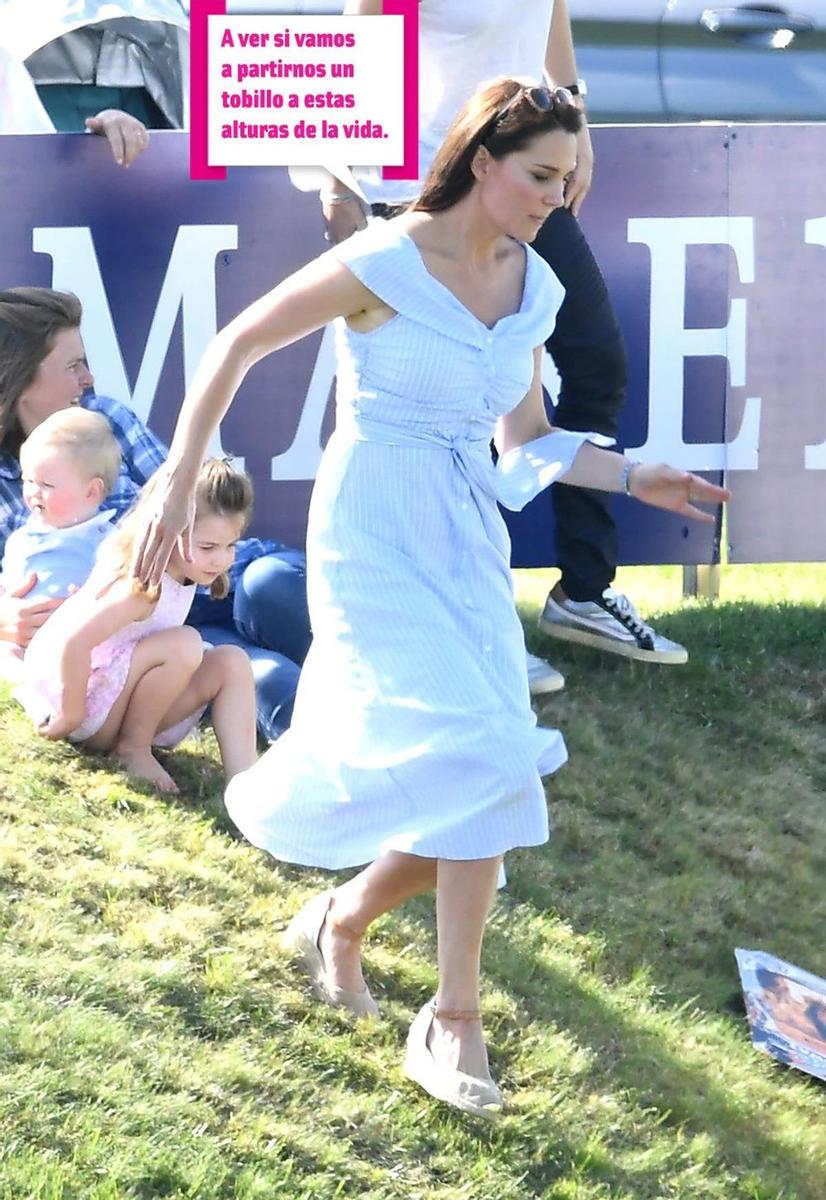 Kate Middleton bajando una ladera con cuñas en un día de familia y Polo