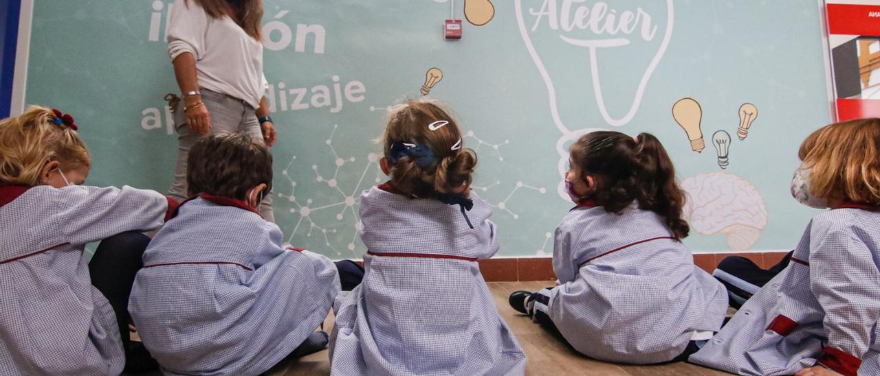 Una docente, con sus alumnos en una imagen de archivo.