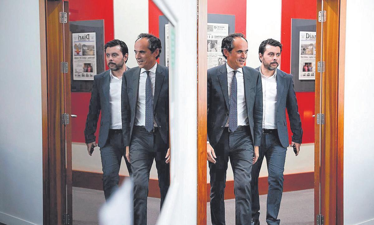 El ex secretario de Estado de Comunicación Francesc Vallès (con corbata), seguido por su sustituto, Ion Antolín.