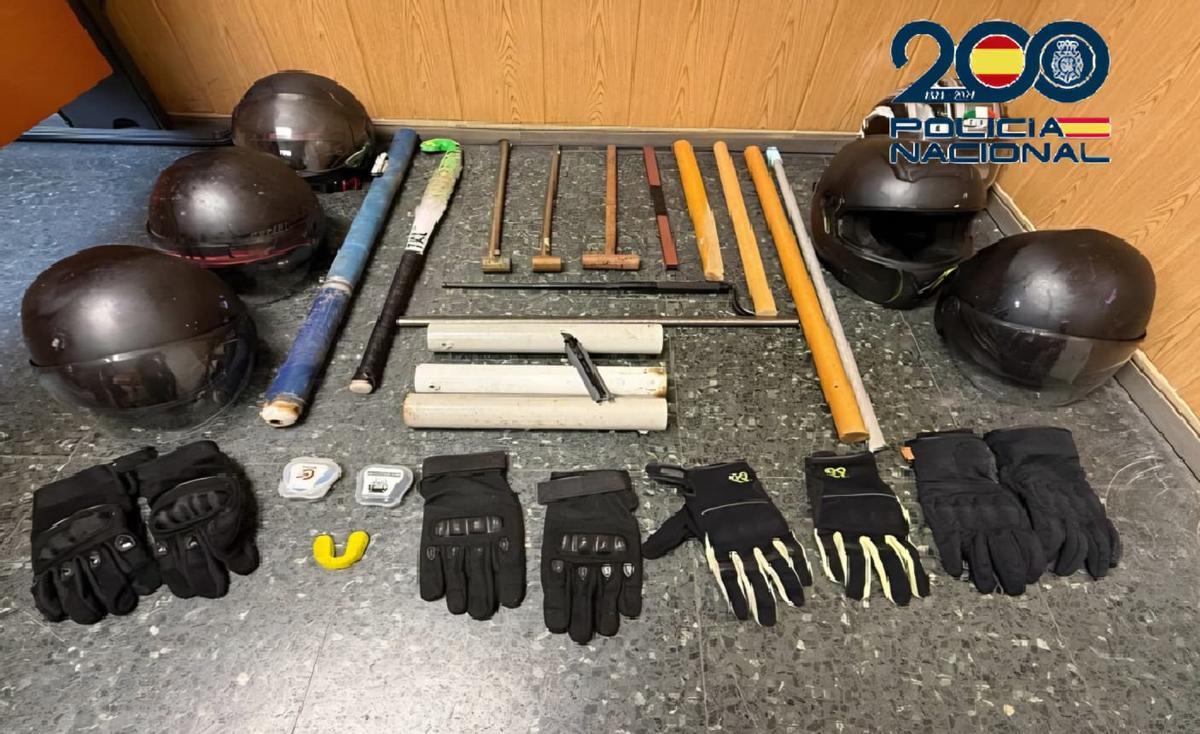 Material incautado por la Policía Nacional a los aficionados radicales