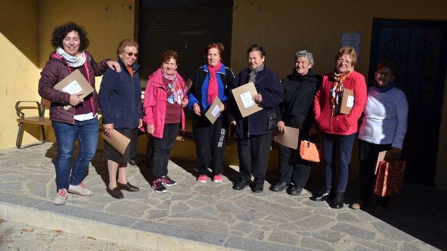 Profesora y vecinas participantes en el taller de teatro de Codesal.