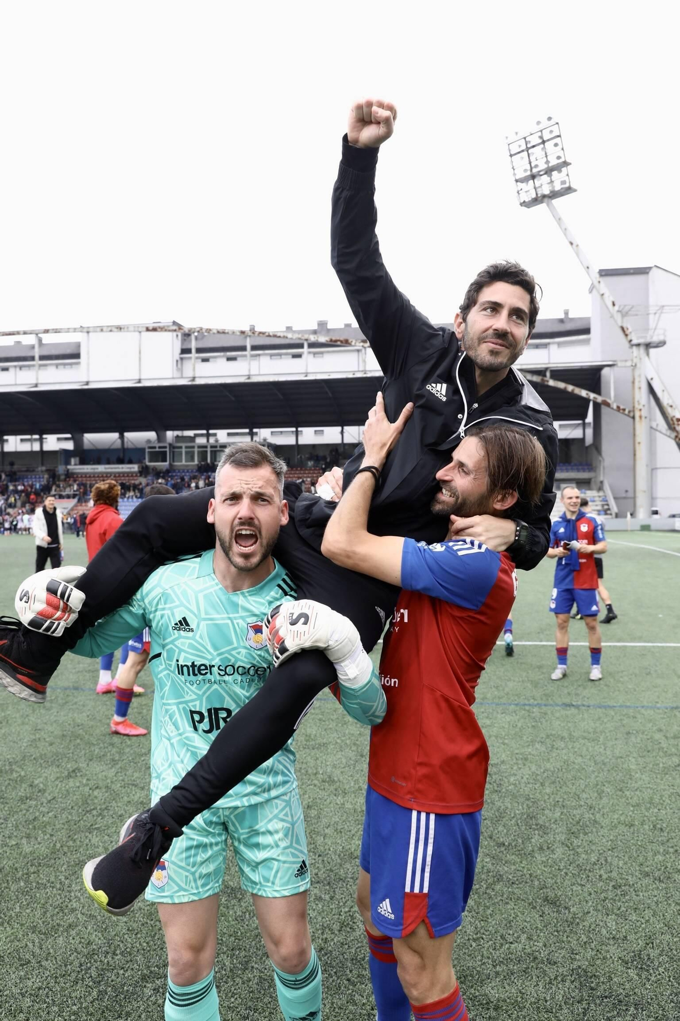 En imágenes: así fue la celebración de la permanencia del Langreo