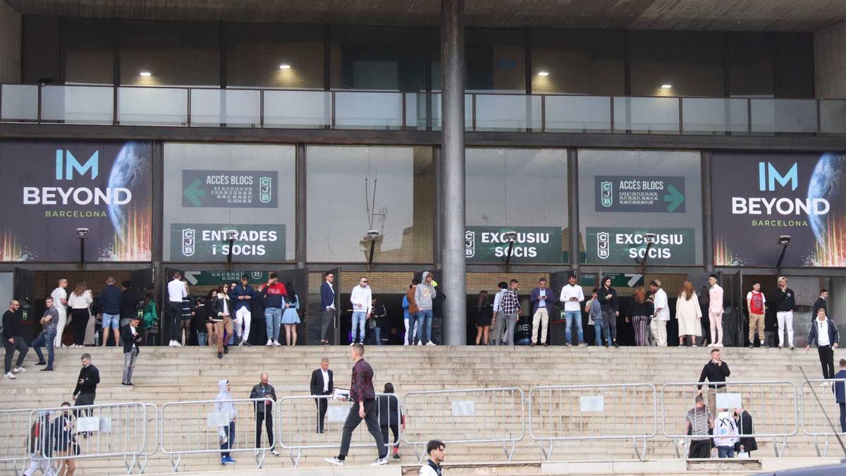 L’ambient a l’exterior del Palau Olímpic de Badalona on se celebra durant tot el cap de setmana la trobada de criptomonedes d’IM Mastery Academy