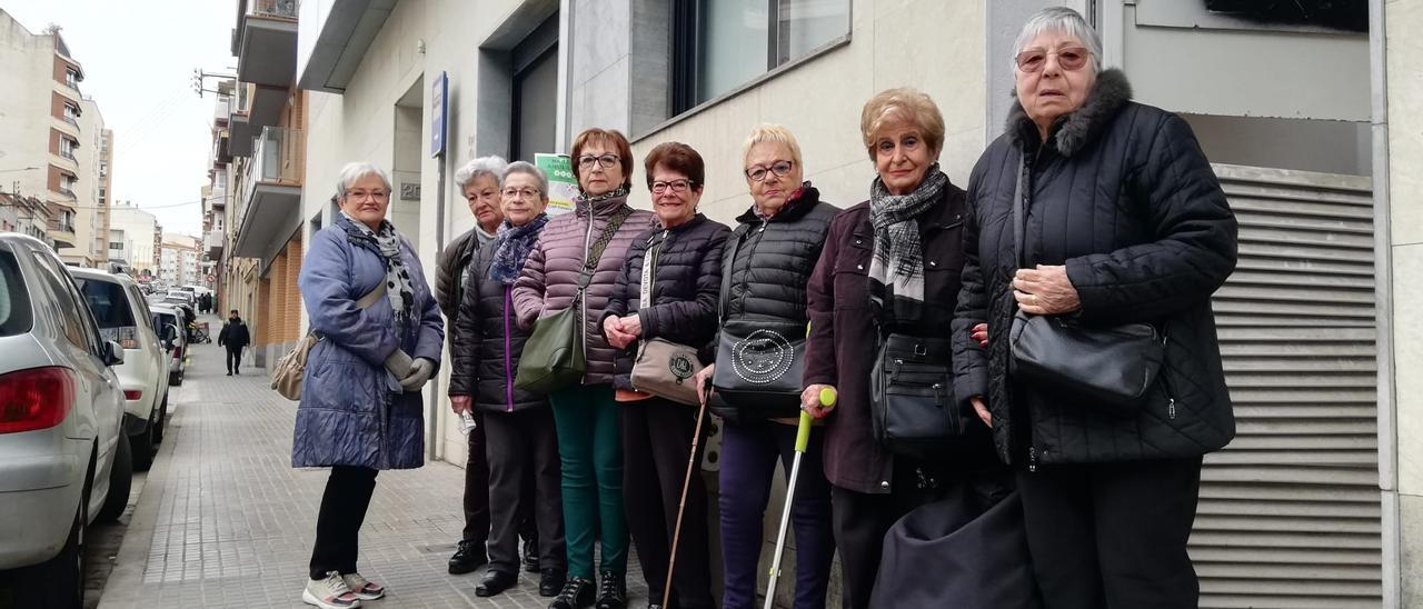 La presidenta veïnal Marina Hosta i veïnes queixoses amb els canvis de parades, ahir, al carrer de Gaudí