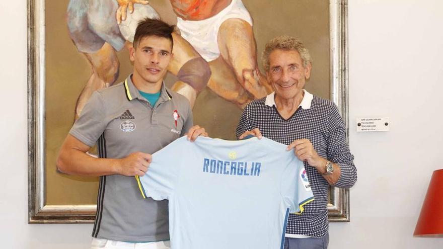 Roncaglia sostiene la camista del Celta junto a Carlos Mouriño.